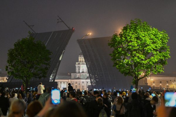 Дворцовый мост в Петербурге разведут под гимн России в ночь на 14 и на 15&nbsp;июня